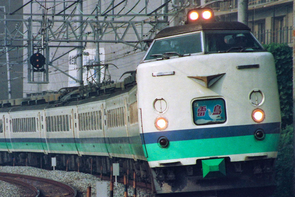走行するJR 485系特急電車(上沼垂運転区・T5編成・はくたか)