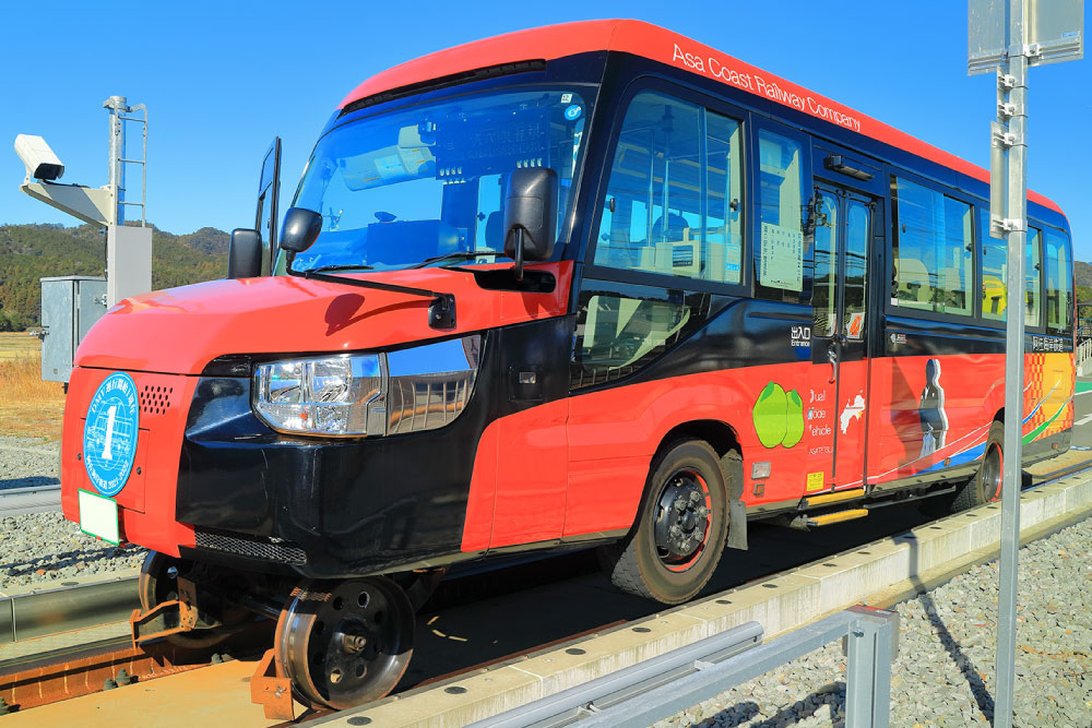 モードチェンジをし、鉄道線路用の車輪が装備された阿佐海岸鉄道のDMV