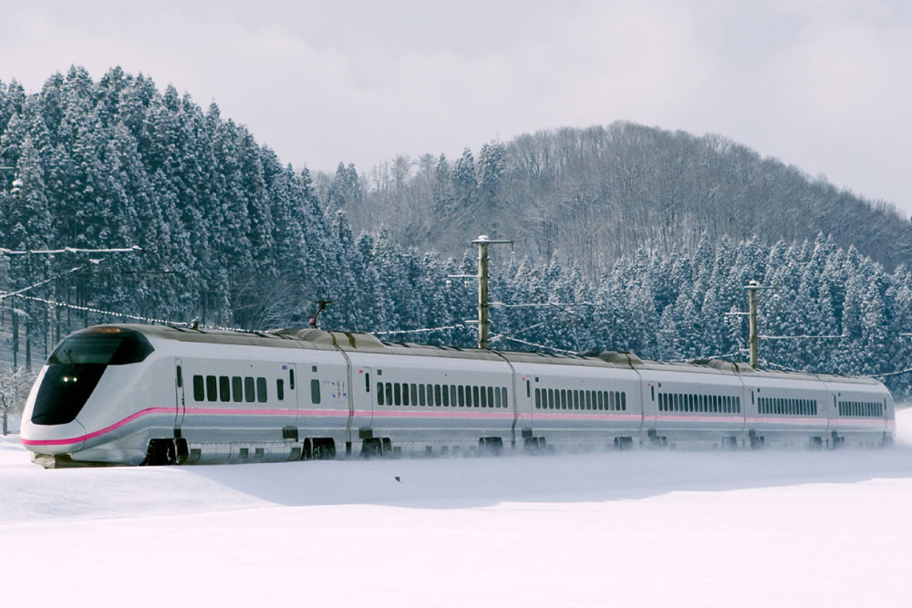 雪の中を走行するE3系秋田新幹線「こまち」