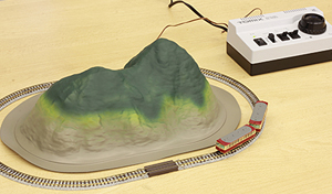 ジオラマ素材の山とミニ鉄道模型運転セット