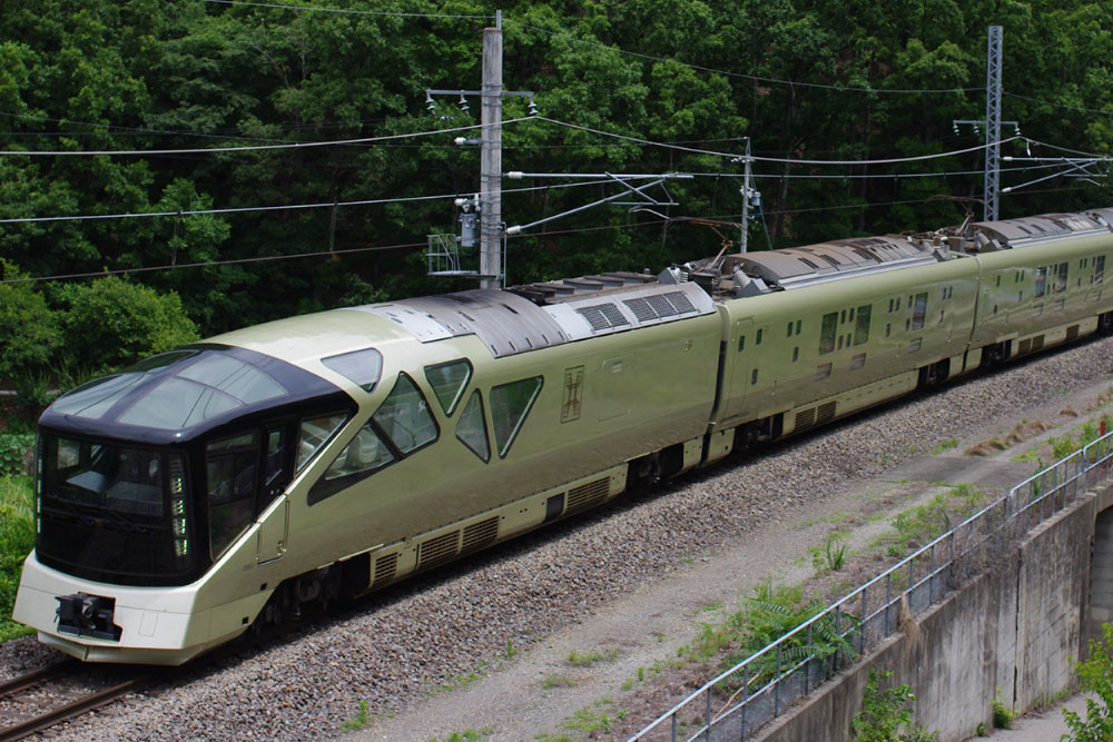 篠ノ井線 明科付近を走行するTRAIN SUITE 四季島