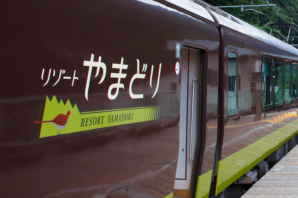 観光列車「リゾートやまどり」の車両の側面にプリントされたロゴ