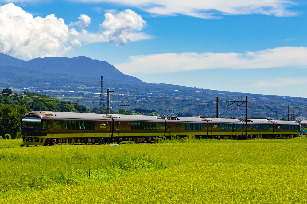 赤城山と観光列車「リゾートやまどり」