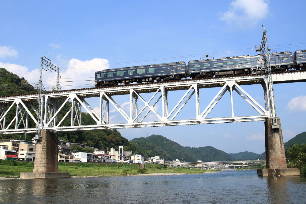 吉野川橋梁を走行する近鉄16200系「青の交響曲」