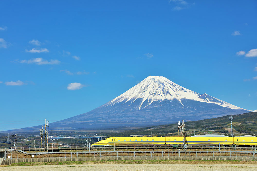 富士山と走行するドクターイエロー