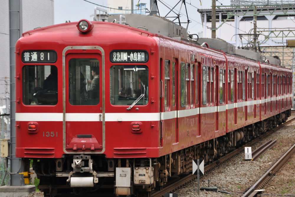 走行する京急の旧1000形