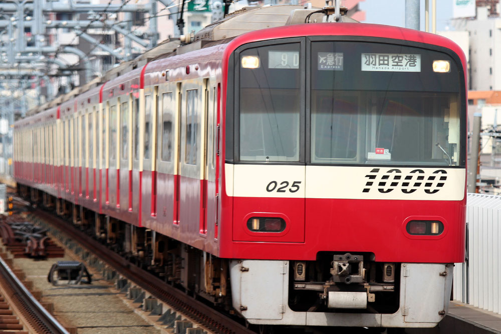 走行するアルミ車体の京急「新1000形」