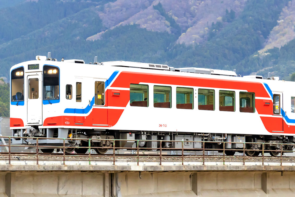 走行する「三陸鉄道」36-700形