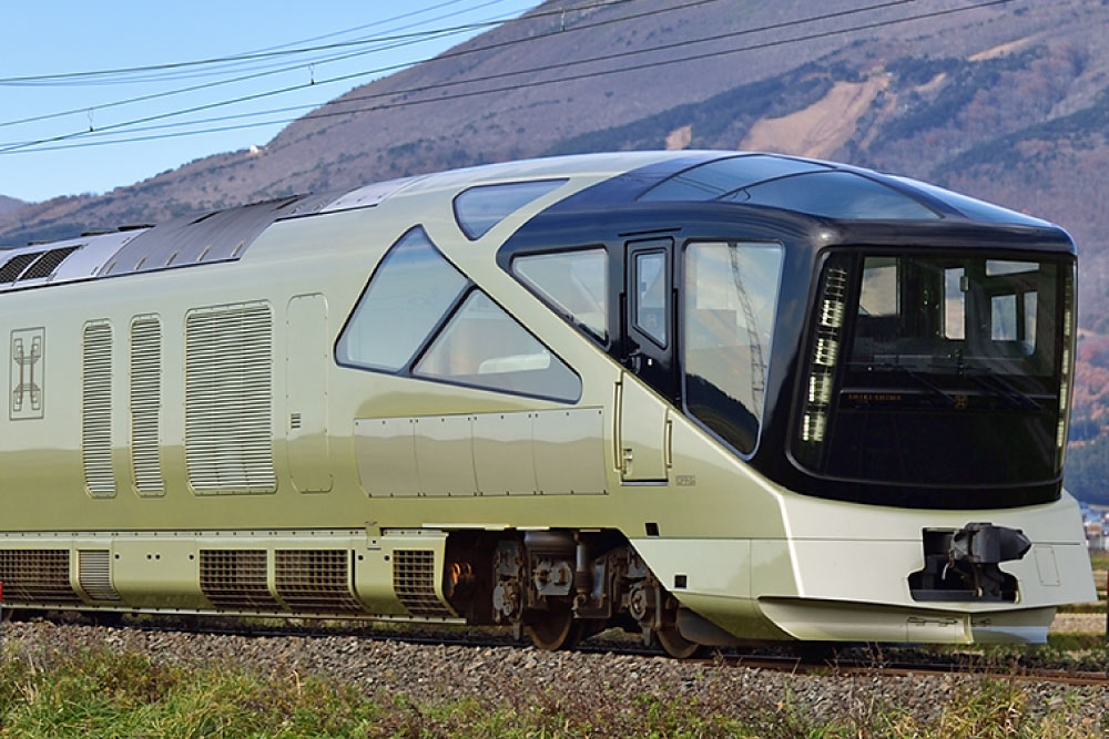 走行するJR東日本のE001形TRAIN SUITE 四季島