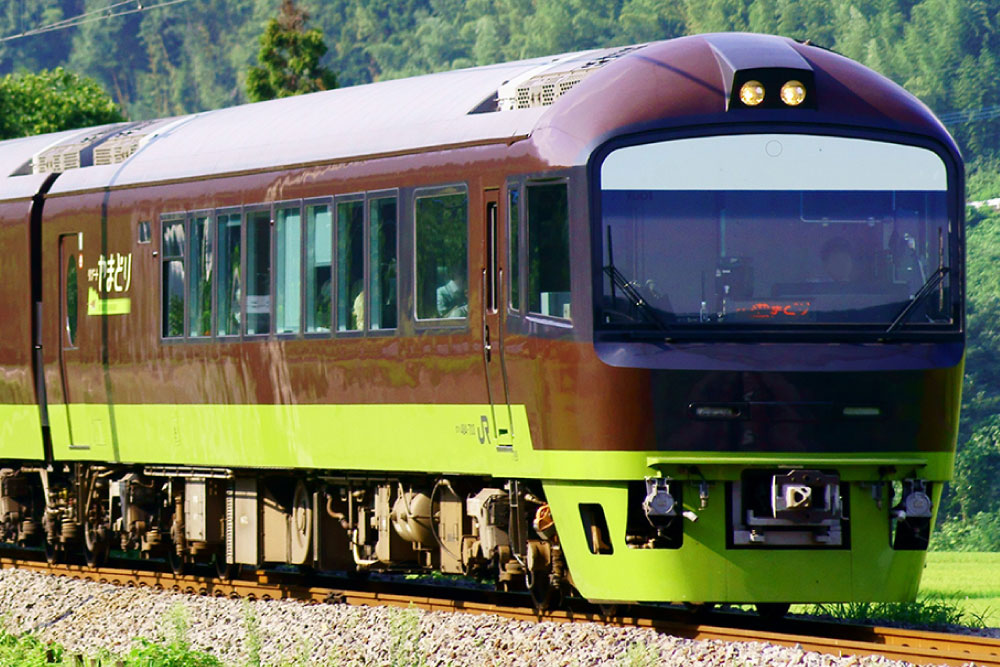 走行する観光列車「リゾートやまどり」